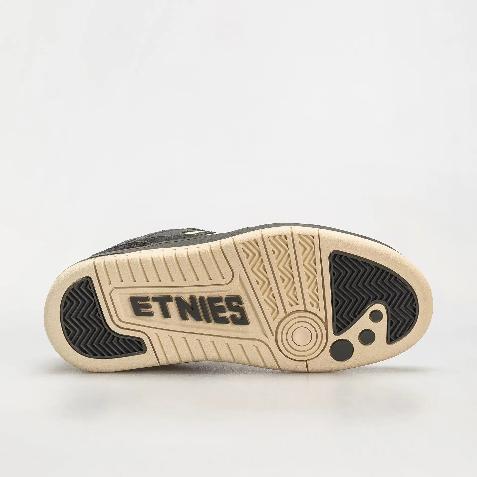 Loot Low - Top Dark Grey Skate Shoe Fit | etnies Official Low-Top Shoe Etnies Skate Original Sustainability Gear