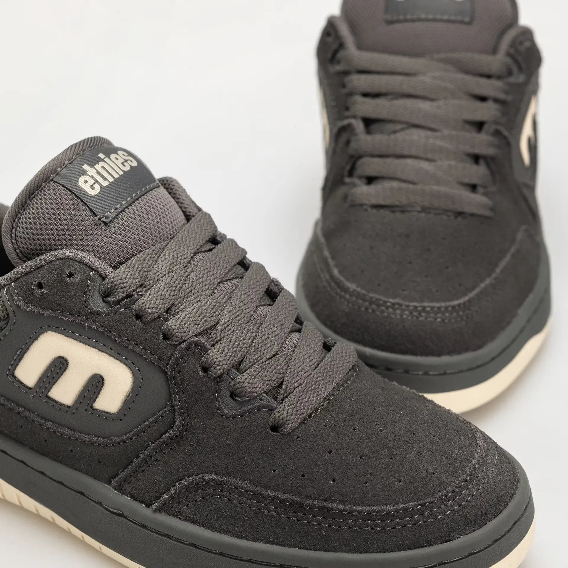 Loot Low - Top Dark Grey Skate Shoe Fit | etnies Official Low-Top Shoe Etnies Skate Original Sustainability Gear
